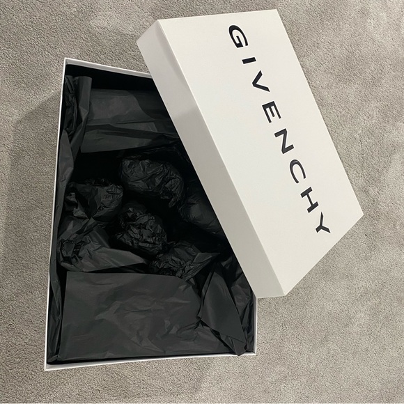 Givenchy Box - Picture 1 of 5